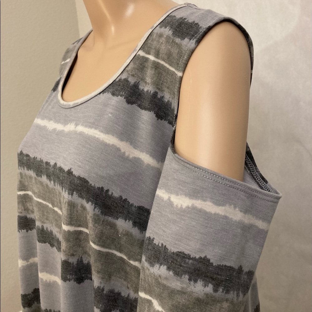 💥💥PLUS SIZE TOP💥💥 - Picture 7 of 8